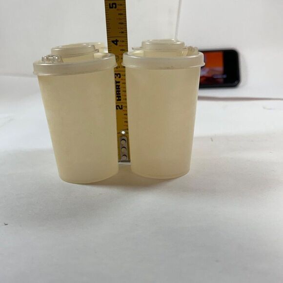 Vtg Salt PeppTupperware Millionaire Line Yellow 6 Oz Shakers Set Of 4 Made In US - Picture 7 of 8